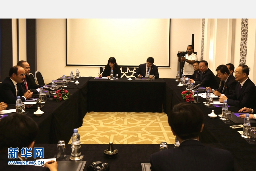 9月19日,在摩洛哥首都拉巴特,中共中央書記處書記、全國政協(xié)副主席杜青林(右一)會見摩洛哥真實性與現代黨總書記奧馬里(左一)。應摩洛哥參議院邀請,中共中央書記處書記、全國政協(xié)副主席杜青林于18日至20日率中共代表團訪摩,分別會見政府首腦本·基蘭、參議長本希馬、真實性與現代黨總書記奧馬里等。新華社記者劉鍇攝 9月19日,在摩洛哥首都拉巴特,中共中央書記處書記、全國政協(xié)副主席杜青林(右一)會見摩洛哥真實性與現代黨總書記奧馬里(左一)。應摩洛哥參議院邀請,中共中央書記處書記、全國政協(xié)副主席杜青林于18日至20日率中共代表團訪摩,分別會見政府首腦本·基蘭、參議長本希馬、真實性與現代黨總書記奧馬里等。新華社記者劉鍇攝