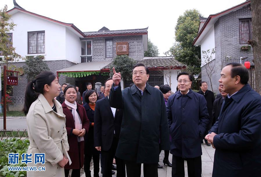 這是11月22日,張德江來到成都郫縣青杠樹村,了解村民委員會工作情況。 新華社記者 劉衛(wèi)兵 攝 這是11月22日,張德江來到成都郫縣青杠樹村,了解村民委員會工作情況。 新華社記者 劉衛(wèi)兵 攝