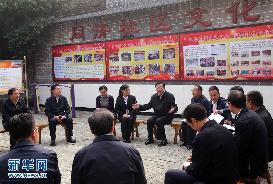 這是11月21日,張德江來到宜賓李莊鎮(zhèn)同濟社區(qū),了解社區(qū)的工作情況。 新華社記者 劉衛(wèi)兵 攝 這是11月21日,張德江來到宜賓李莊鎮(zhèn)同濟社區(qū),了解社區(qū)的工作情況。 新華社記者 劉衛(wèi)兵 攝