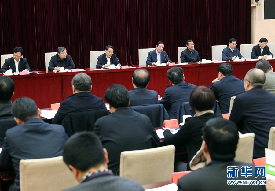 12月10日,中宣部在北京召開學(xué)習(xí)貫徹習(xí)近平總書記在中國文聯(lián)十大、中國作協(xié)九大開幕式上和會見中國記協(xié)第九屆理事會代表時重要講話精神座談會。中共中央政治局委員、中央書記處書記、中宣部部長劉奇葆出席會議并講話。新華社記者 劉衛(wèi)兵 攝 12月10日,中宣部在北京召開學(xué)習(xí)貫徹習(xí)近平總書記在中國文聯(lián)十大、中國作協(xié)九大開幕式上和會見中國記協(xié)第九屆理事會代表時重要講話精神座談會。中共中央政治局委員、中央書記處書記、中宣部部長劉奇葆出席會議并講話。新華社記者 劉衛(wèi)兵 攝