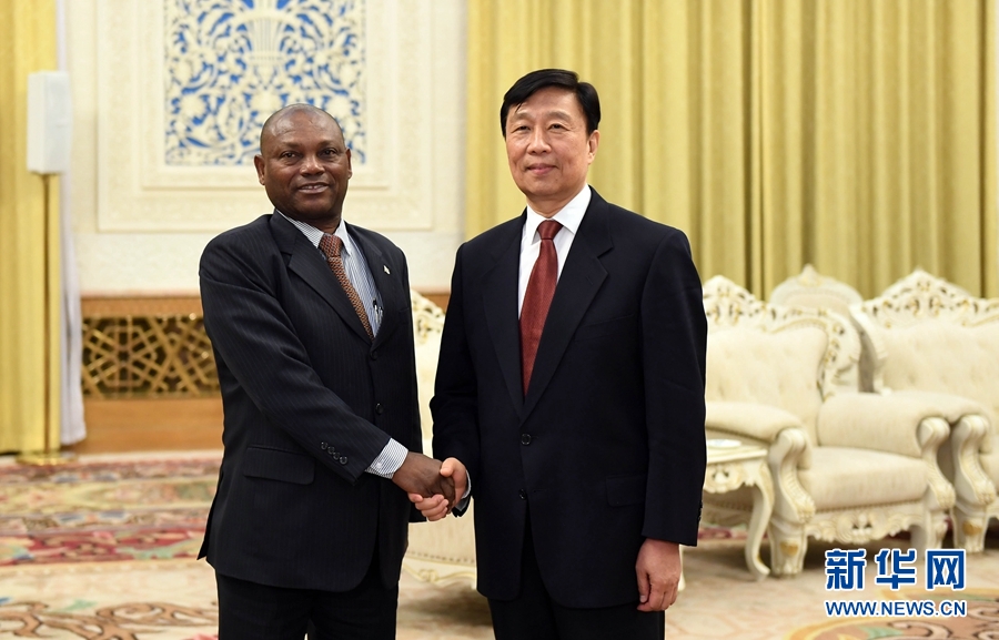 12月26日,國家副主席李源潮在北京會見圣多美和普林西比外交和海外僑民部部長博特略。 新華社記者 張鐸 攝 12月26日,國家副主席李源潮在北京會見圣多美和普林西比外交和海外僑民部部長博特略。 新華社記者 張鐸 攝