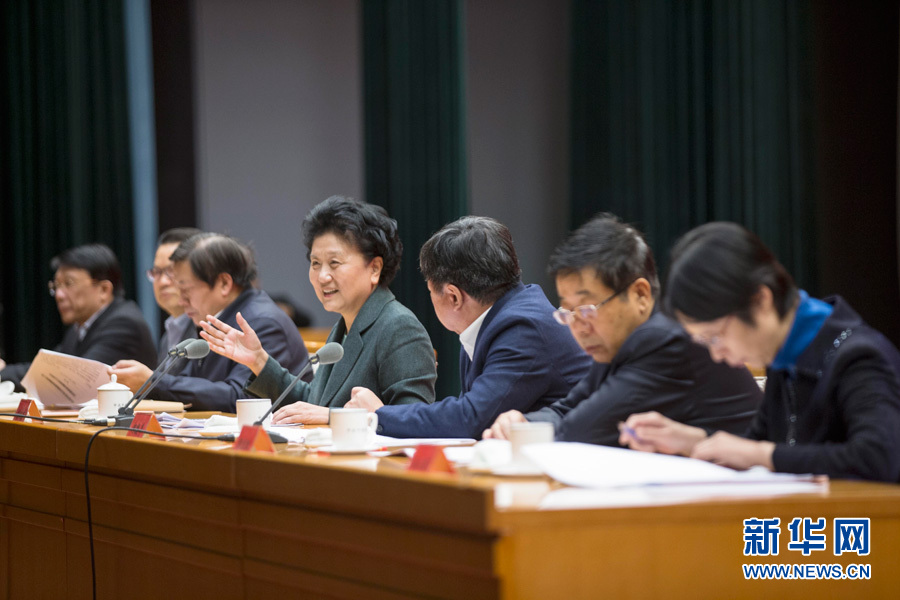 1月16日,中共中央政治局委員、國務院副總理劉延東在北京出席“加強和改進新形勢下高校思想政治工作專題研討班”開班式。 新華社記者崔新鈺 攝 1月16日,中共中央政治局委員、國務院副總理劉延東在北京出席“加強和改進新形勢下高校思想政治工作專題研討班”開班式。 新華社記者崔新鈺 攝