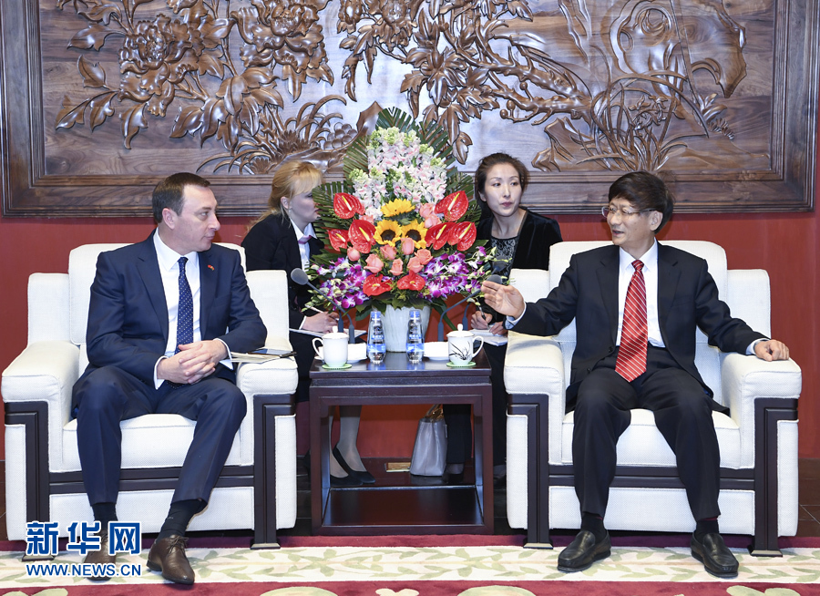 4月10日，中共中央政治局委員、中央政法委書記、中白政府間合作委員會中方主席孟建柱在北京會見白俄羅斯總統(tǒng)辦公廳副主任、中白政府間合作委員會白方主席斯諾普科夫。新華社記者 張領(lǐng) 攝