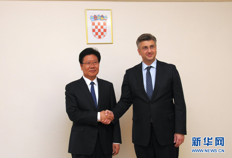 4月10日,克羅地亞民主共同體主席、政府總理普連科維奇(右)在薩格勒布會(huì)見(jiàn)中共中央政治局委員、中央黨的建設(shè)工作領(lǐng)導(dǎo)小組副組長(zhǎng)張春賢。新華社記者薛群攝 4月10日,克羅地亞民主共同體主席、政府總理普連科維奇(右)在薩格勒布會(huì)見(jiàn)中共中央政治局委員、中央黨的建設(shè)工作領(lǐng)導(dǎo)小組副組長(zhǎng)張春賢。新華社記者薛群攝