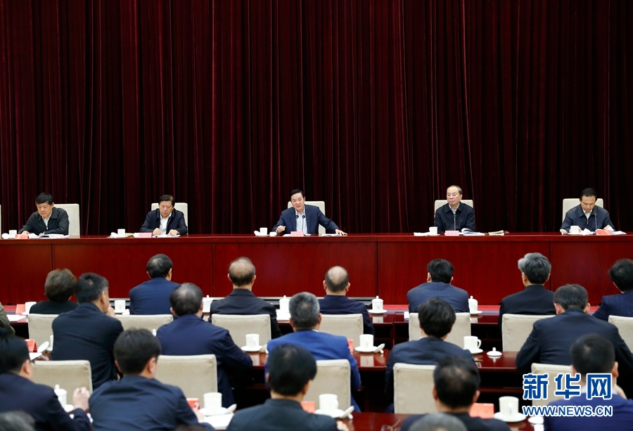 4月13日，中央宣傳部、中央政法委在北京召開貫徹落實《關于進一步把社會主義核心價值觀融入法治建設的指導意見》電視電話會議。中共中央政治局委員、中央書記處書記、中宣部部長劉奇葆出席會議并講話。新華社記者丁海濤攝