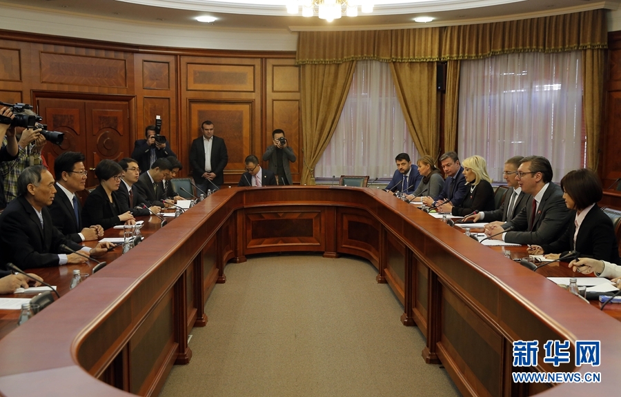 4月12日，塞爾維亞前進(jìn)黨主席、政府總理武契奇（右二）在貝爾格萊德會(huì)見中共中央政治局委員、中央黨的建設(shè)工作領(lǐng)導(dǎo)小組副組長張春賢（左二）。新華社發(fā)（普雷德拉格·米洛薩夫列維奇攝）