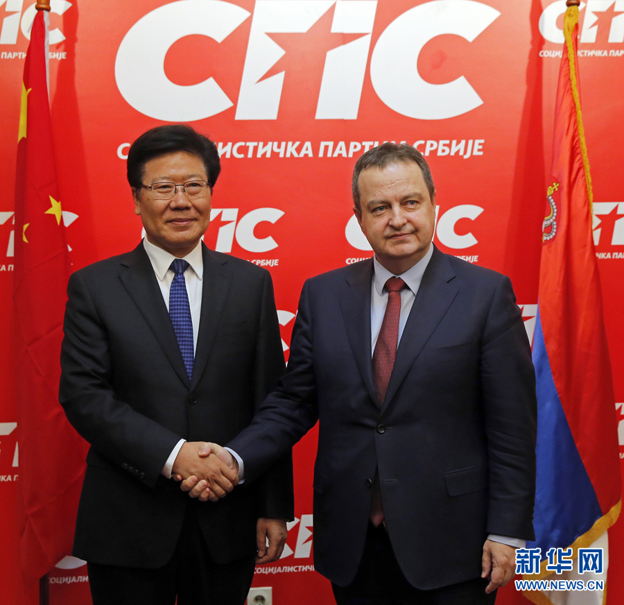 4月13日，中共中央政治局委員、中央黨的建設(shè)工作領(lǐng)導(dǎo)小組副組長張春賢（左）在塞爾維亞貝爾格萊德會(huì)見塞社會(huì)黨主席、政府第一副總理兼外長達(dá)契奇。新華社發(fā)（普雷德拉格·米洛薩夫列維奇攝）