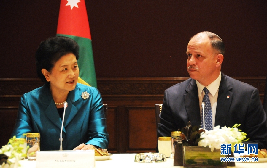 4月20日，在約旦首都安曼，約旦代國(guó)王費(fèi)薩爾（右）會(huì)見(jiàn)中國(guó)國(guó)務(wù)院副總理劉延?xùn)|。 新華社記者林曉蔚攝