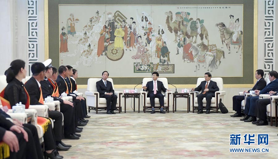 4月24日，第十三屆全國(guó)見(jiàn)義勇為英雄模范表彰大會(huì)在北京人民大會(huì)堂召開(kāi)。會(huì)前，中共中央政治局委員、中央政法委書(shū)記孟建柱與見(jiàn)義勇為英雄模范及家屬代表座談。國(guó)務(wù)委員、公安部部長(zhǎng)郭聲琨出席座談會(huì)并在表彰大會(huì)上講話(huà)。新華社記者 張鐸 攝