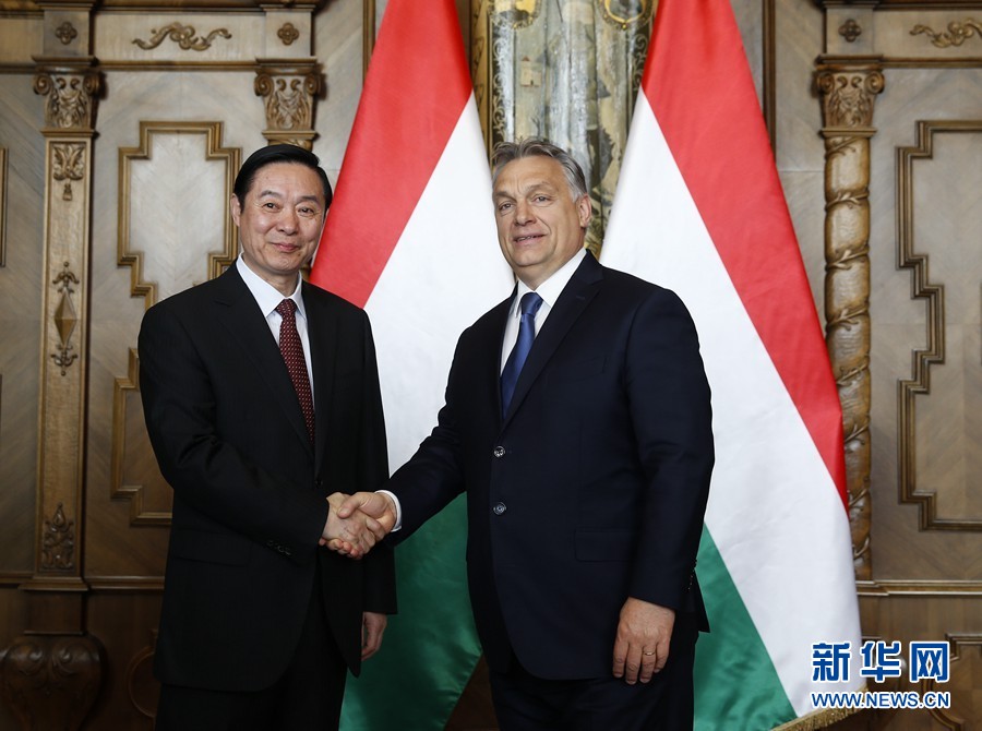 4月24日,在匈牙利首都布達(dá)佩斯,匈牙利總理、青民盟主席歐爾班(右)會(huì)見中共中央政治局委員、中央書記處書記、中宣部部長劉奇葆。新華社記者葉平凡攝 4月24日,在匈牙利首都布達(dá)佩斯,匈牙利總理、青民盟主席歐爾班(右)會(huì)見中共中央政治局委員、中央書記處書記、中宣部部長劉奇葆。新華社記者葉平凡攝