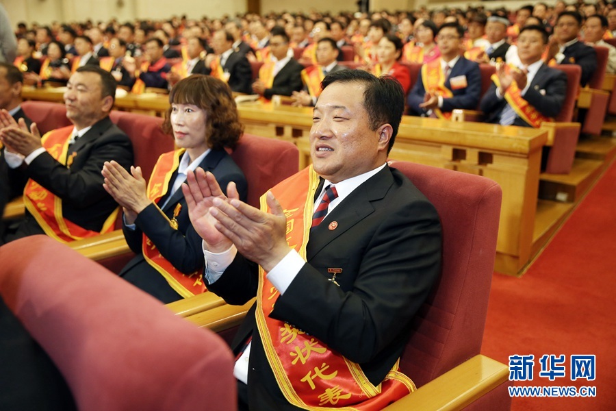 這是與會代表在表彰大會上鼓掌。新華社記者 才揚 攝 這是與會代表在表彰大會上鼓掌。新華社記者 才揚 攝