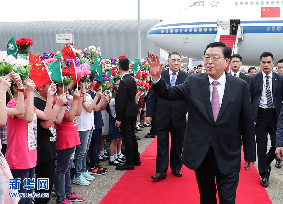 5月8日至10日,中共中央政治局常委、全國人大常委會委員長張德江視察澳門特別行政區(qū)。這是5月8日,張德江抵達澳門國際機場。 新華社記者龐興雷 攝 5月8日至10日,中共中央政治局常委、全國人大常委會委員長張德江視察澳門特別行政區(qū)。這是5月8日,張德江抵達澳門國際機場。 新華社記者龐興雷 攝