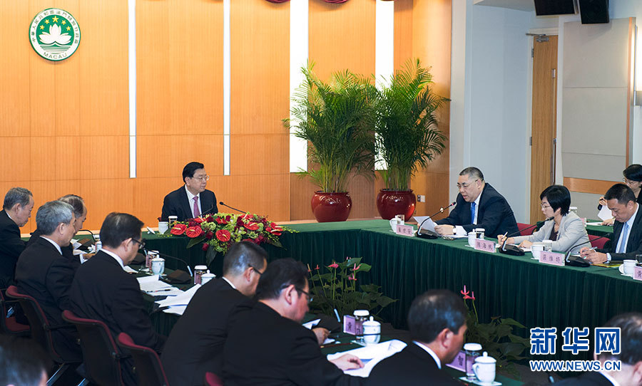 5月8日至10日,中共中央政治局常委、全國人大常委會委員長張德江視察澳門特別行政區(qū)。這是5月8日,張德江聽取澳門特別行政區(qū)政府工作匯報。新華社記者 李學仁 攝 5月8日至10日,中共中央政治局常委、全國人大常委會委員長張德江視察澳門特別行政區(qū)。這是5月8日,張德江聽取澳門特別行政區(qū)政府工作匯報。新華社記者 李學仁 攝