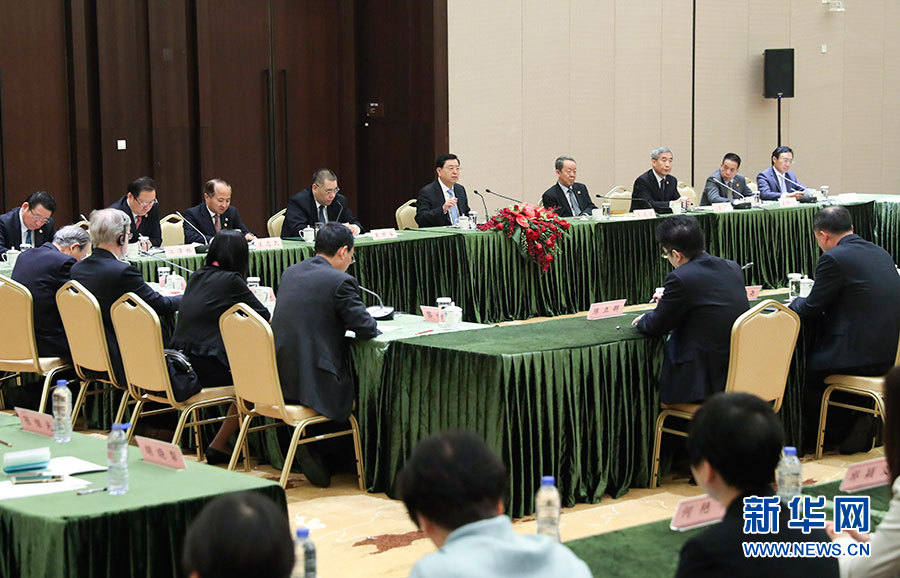 5月8日至10日,中共中央政治局常委、全國人大常委會委員長張德江視察澳門特別行政區(qū)。這是5月10日,張德江與教育工作者和學生代表座談。新華社記者 龐興雷 攝 5月8日至10日,中共中央政治局常委、全國人大常委會委員長張德江視察澳門特別行政區(qū)。這是5月10日,張德江與教育工作者和學生代表座談。新華社記者 龐興雷 攝
