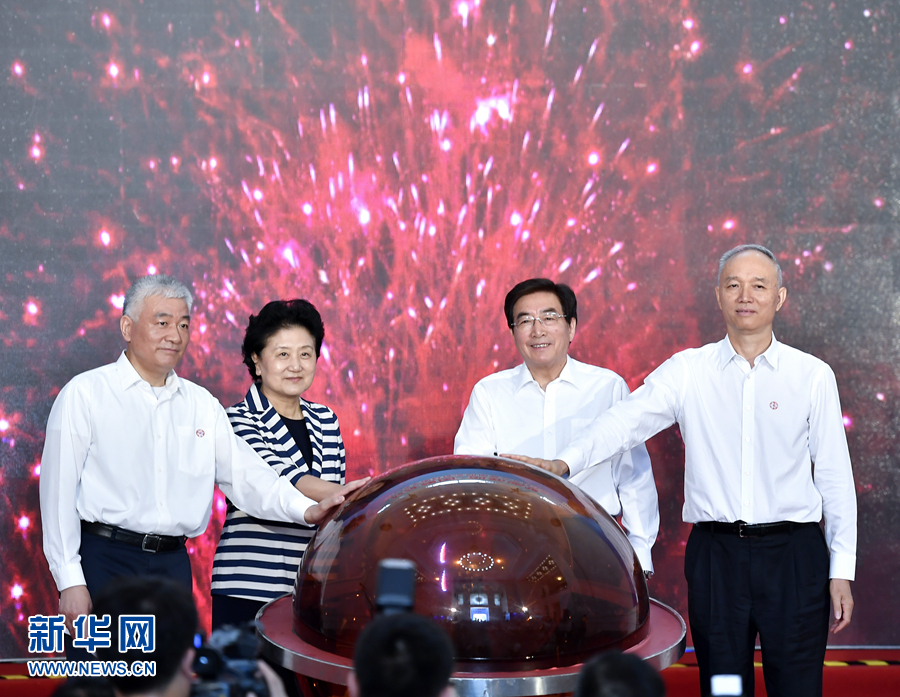 5月20日,中共中央政治局委員、國(guó)務(wù)院副總理劉延?xùn)|,中共中央政治局委員、中共北京市委書(shū)記郭金龍?jiān)诒本┏鱿?017年全國(guó)科技活動(dòng)周暨北京科技周現(xiàn)場(chǎng)活動(dòng)。劉延?xùn)|宣布2017年全國(guó)科技活動(dòng)周暨北京科技周啟動(dòng)。新華社記者 燕雁 攝 5月20日,中共中央政治局委員、國(guó)務(wù)院副總理劉延?xùn)|,中共中央政治局委員、中共北京市委書(shū)記郭金龍?jiān)诒本┏鱿?017年全國(guó)科技活動(dòng)周暨北京科技周現(xiàn)場(chǎng)活動(dòng)。劉延?xùn)|宣布2017年全國(guó)科技活動(dòng)周暨北京科技周啟動(dòng)。新華社記者 燕雁 攝