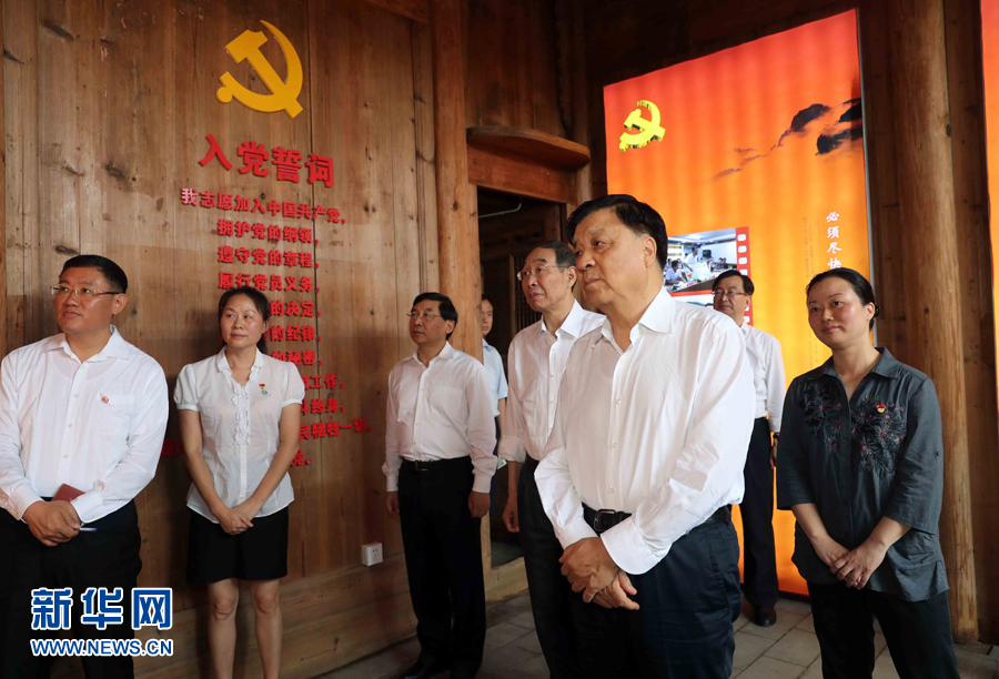 6月8日至10日,中共中央政治局常委、中央書記處書記劉云山在福建調研。這是6月9日,劉云山專程來到政和縣石圳村,深入了解廖俊波的事跡。新華社記者 劉衛兵 攝 6月8日至10日,中共中央政治局常委、中央書記處書記劉云山在福建調研。這是6月9日,劉云山專程來到政和縣石圳村,深入了解廖俊波的事跡。新華社記者 劉衛兵 攝