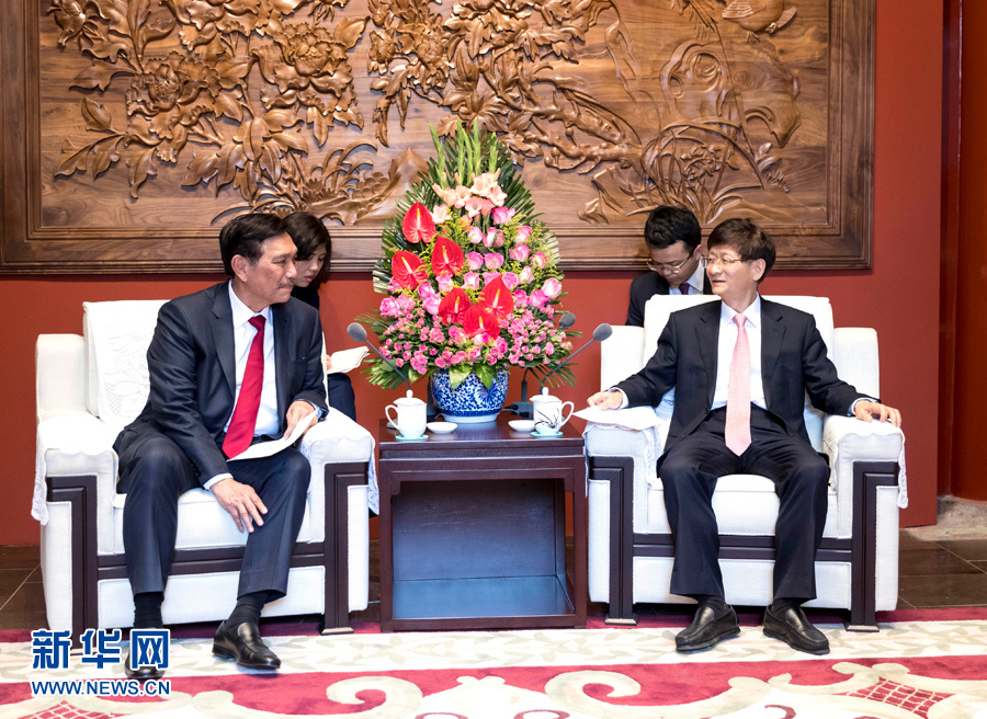 6月15日，中共中央政治局委員、中央政法委書記孟建柱在北京會見印尼總統(tǒng)特使、海洋統(tǒng)籌部長盧胡特。   新華社記者 丁海濤攝