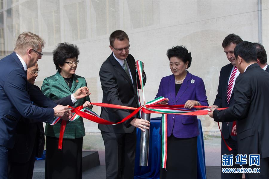 6月18日，在匈牙利布達(dá)佩斯，中國(guó)國(guó)務(wù)院副總理劉延?xùn)|在考察匈牙利塞梅爾維斯醫(yī)科大學(xué)時(shí)為健康學(xué)院新教學(xué)樓奠基。中國(guó)國(guó)務(wù)院副總理劉延?xùn)|18日在布達(dá)佩斯考察匈牙利塞梅爾維斯醫(yī)科大學(xué)并出席中匈中醫(yī)藥教育合作系列活動(dòng)。 新華社發(fā)（弗爾季·奧蒂洛攝） 