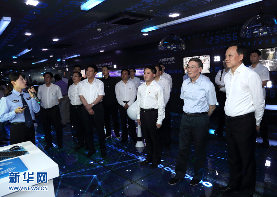 6月20日至22日，中共中央政治局常委、中央紀委書記王岐山在貴州省檢查紀檢監察工作。這是6月21日，王岐山在調研期間考察貴陽大數據應用展示中心。新華社記者 王曄 攝