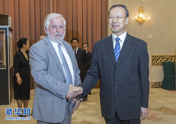 6月28日,中共中央書記處書記、全國政協副主席、中國經濟社會理事會主席杜青林在北京會見歐盟經濟社會委員會主席達西斯。 新華社記者 崔新鈺 攝 6月28日,中共中央書記處書記、全國政協副主席、中國經濟社會理事會主席杜青林在北京會見歐盟經濟社會委員會主席達西斯。 新華社記者 崔新鈺 攝