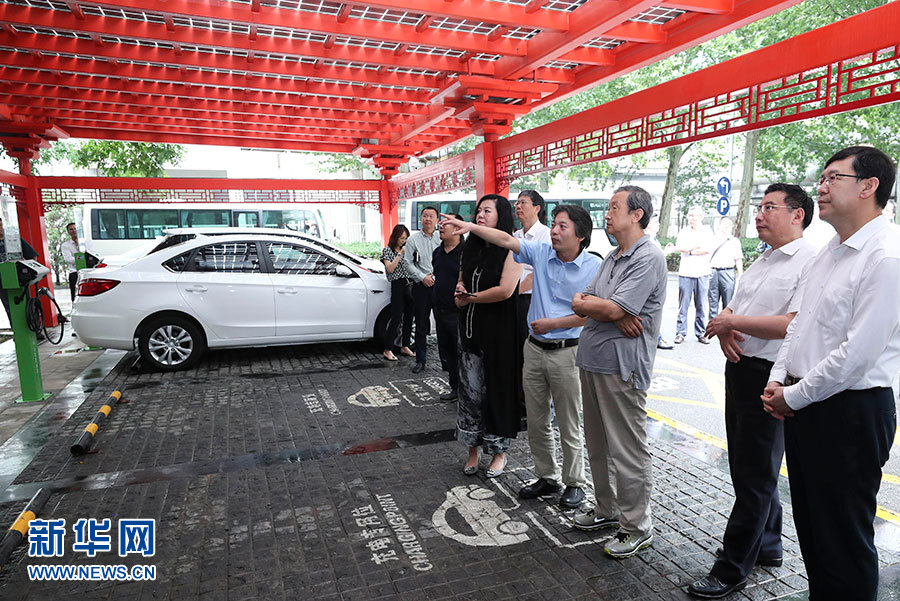 近日,中共中央政治局委員、國務院副總理馬凱在北京調研新能源汽車產業發展。這是7月4日,馬凱在北京深入新能源汽車充換電設施、充電服務平臺、分時租賃等單位調研。新華社記者 龐興雷 攝 近日,中共中央政治局委員、國務院副總理馬凱在北京調研新能源汽車產業發展。這是7月4日,馬凱在北京深入新能源汽車充換電設施、充電服務平臺、分時租賃等單位調研。新華社記者 龐興雷 攝