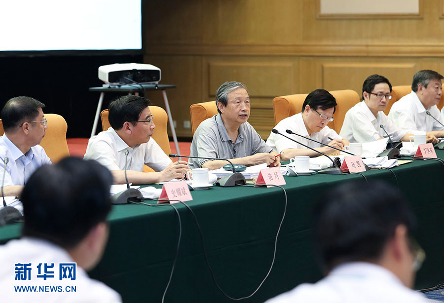 近日,中共中央政治局委員、國務院副總理馬凱在北京調研新能源汽車產業發展。這是7月4日,馬凱在北京深入新能源汽車充換電設施、充電服務平臺、分時租賃等單位調研,并主持召開推廣應用座談會。新華社記者 龐興雷 攝 近日,中共中央政治局委員、國務院副總理馬凱在北京調研新能源汽車產業發展。這是7月4日,馬凱在北京深入新能源汽車充換電設施、充電服務平臺、分時租賃等單位調研,并主持召開推廣應用座談會。新華社記者 龐興雷 攝