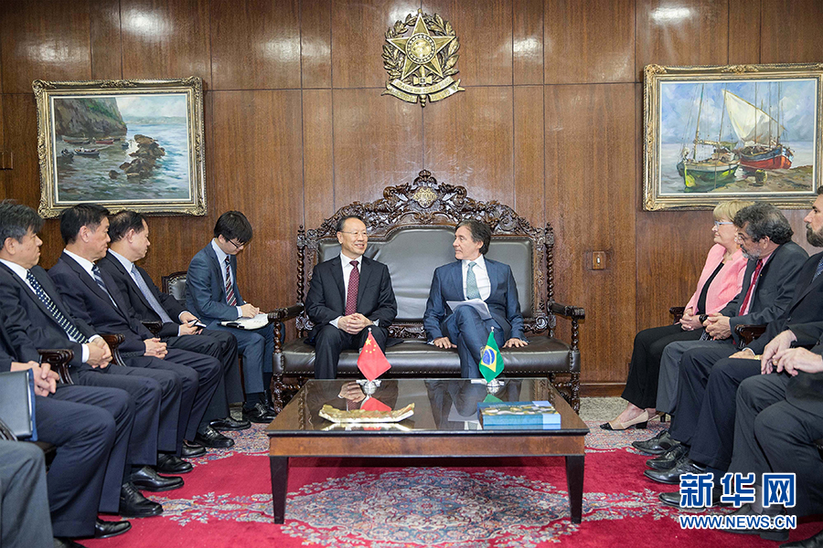 7月11日,在巴西首都巴西利亞,中共中央書記處書記、全國(guó)政協(xié)副主席杜青林(中左)會(huì)見(jiàn)巴西參議院議長(zhǎng)歐尼西奧·奧利維拉(中右)。新華社記者李明攝 7月11日,在巴西首都巴西利亞,中共中央書記處書記、全國(guó)政協(xié)副主席杜青林(中左)會(huì)見(jiàn)巴西參議院議長(zhǎng)歐尼西奧·奧利維拉(中右)。新華社記者李明攝