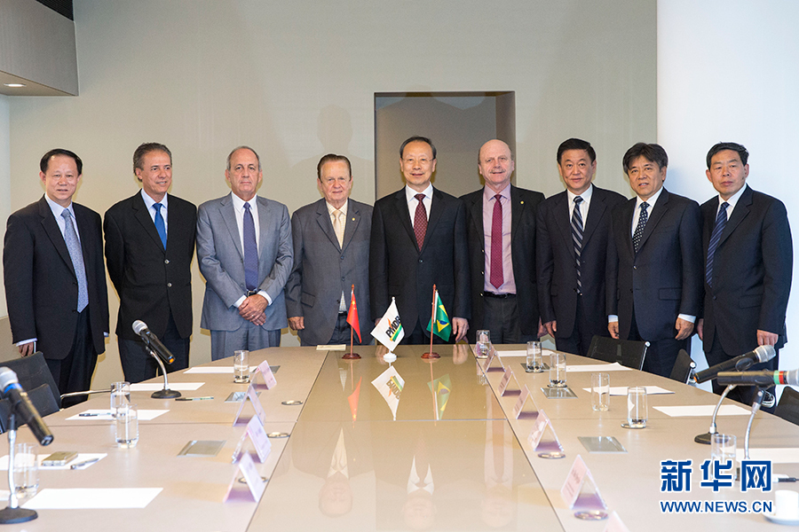 7月11日,在巴西首都巴西利亞,中共中央書記處書記、全國(guó)政協(xié)副主席杜青林(中)會(huì)見(jiàn)巴西民主運(yùn)動(dòng)黨總書記毛羅·洛佩斯(左四)。新華社記者李明攝 7月11日,在巴西首都巴西利亞,中共中央書記處書記、全國(guó)政協(xié)副主席杜青林(中)會(huì)見(jiàn)巴西民主運(yùn)動(dòng)黨總書記毛羅·洛佩斯(左四)。新華社記者李明攝