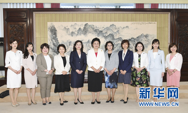 7月12日,國務(wù)院副總理劉延?xùn)|在北京會見以日本自民黨前總務(wù)會長野田圣子為首的日本執(zhí)政黨女國會議員代表團一行。 新華社記者 高潔 攝 7月12日,國務(wù)院副總理劉延?xùn)|在北京會見以日本自民黨前總務(wù)會長野田圣子為首的日本執(zhí)政黨女國會議員代表團一行。 新華社記者 高潔 攝