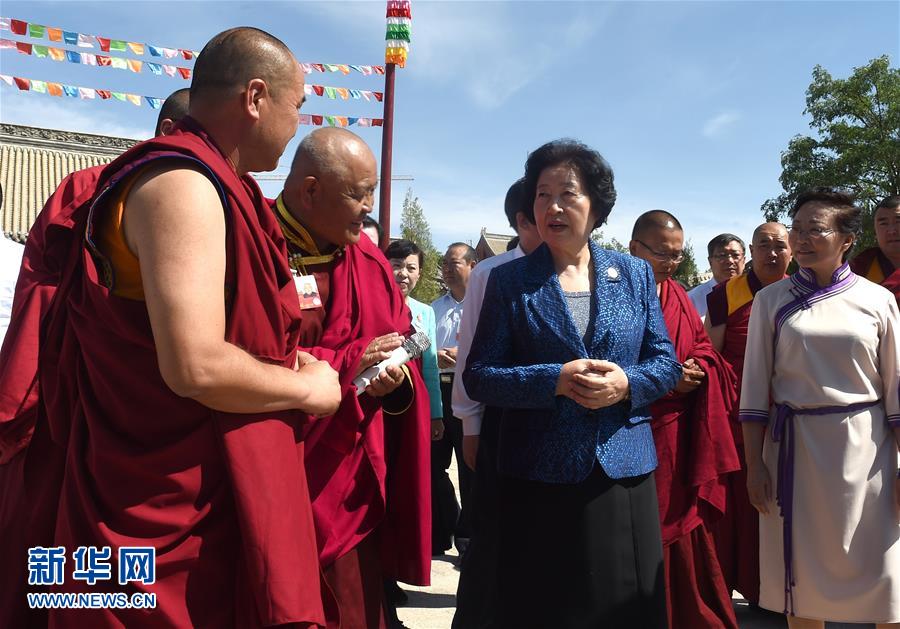 8月10日，中共中央政治局委員、中央統(tǒng)戰(zhàn)部部長、中央代表團(tuán)副團(tuán)長孫春蘭率中央代表團(tuán)三分團(tuán)繼續(xù)在內(nèi)蒙古自治區(qū)阿拉善盟看望慰問，把以習(xí)近平同志為核心的黨中央的親切關(guān)懷和全國各族人民的美好祝福帶給阿拉善各族各界干部群眾。這是孫春蘭在佛教寺廟延福寺考察。新華社記者 任軍川 攝
