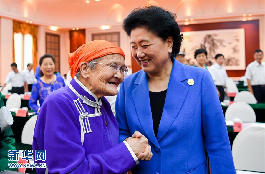 8月11日，中共中央政治局委員、國(guó)務(wù)院副總理、中央代表團(tuán)副團(tuán)長(zhǎng)劉延?xùn)|率中央代表團(tuán)二分團(tuán)，看望慰問烏蘭察布各族干部群眾，轉(zhuǎn)達(dá)以習(xí)近平同志為核心的黨中央的親切關(guān)懷和全國(guó)人民的美好祝愿。這是劉延?xùn)|在出席烏蘭察布市慶祝內(nèi)蒙古自治區(qū)成立70周年座談會(huì)后，與“草原母親”都貴瑪親切交談。新華社記者 連振 攝