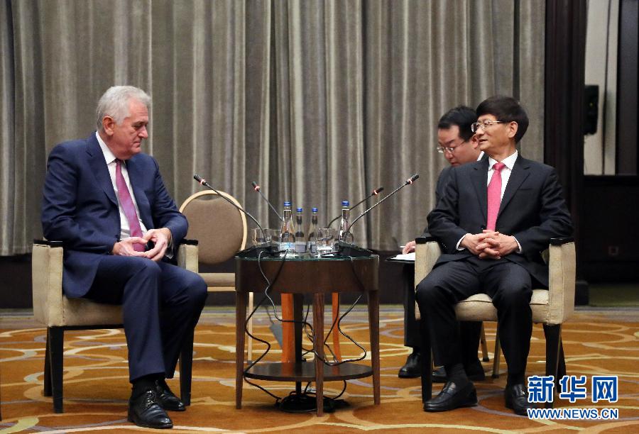 9月11日,在塞爾維亞首都貝爾格萊德,習近平主席特使、中共中央政治局委員、中央政法委書記孟建柱(右)會見塞爾維亞前總統(tǒng)尼科利奇(左)。新華社記者王慧娟攝 9月11日,在塞爾維亞首都貝爾格萊德,習近平主席特使、中共中央政治局委員、中央政法委書記孟建柱(右)會見塞爾維亞前總統(tǒng)尼科利奇(左)。新華社記者王慧娟攝