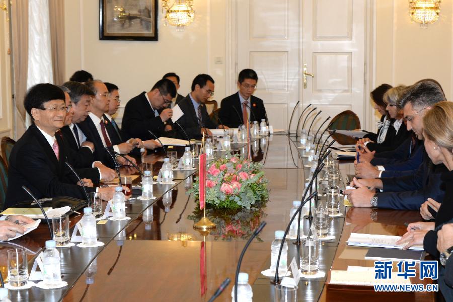 9月12日，克羅地亞總理普連科維奇（右二）在首都薩格勒布會見到訪的習近平主席特使、中共中央政治局委員、中央政法委書記孟建柱（左一）。新華社記者高磊攝