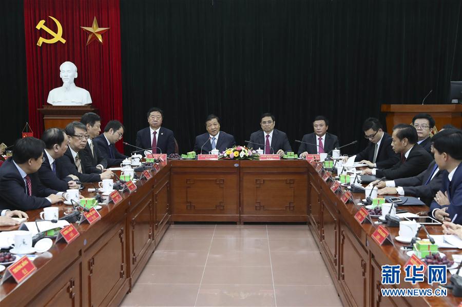 應越南共產黨邀請,中共中央政治局常委、中央書記處書記劉云山9月18日至19日對越南進行正式訪問。這是9月19日,劉云山在越共中央政治局委員范明政陪同下考察胡志明國家政治學院,并與曾赴華考察交流的越方學員代表進行座談。 新華社記者龐興雷 攝 應越南共產黨邀請,中共中央政治局常委、中央書記處書記劉云山9月18日至19日對越南進行正式訪問。這是9月19日,劉云山在越共中央政治局委員范明政陪同下考察胡志明國家政治學院,并與曾赴華考察交流的越方學員代表進行座談。 新華社記者龐興雷 攝