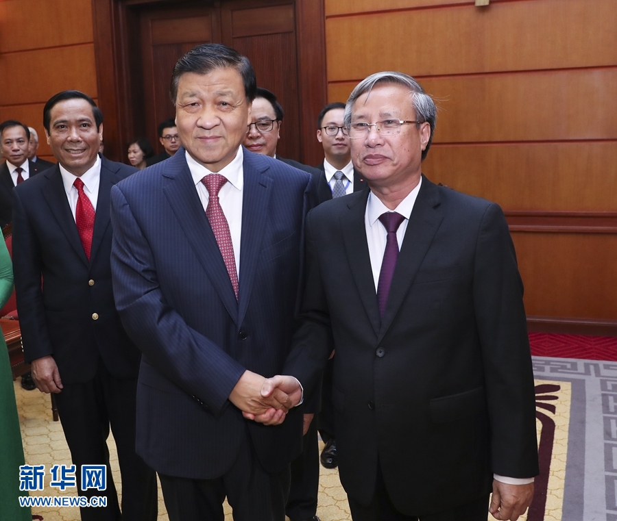 應越南共產黨邀請,中共中央政治局常委、中央書記處書記劉云山9月18日至19日對越南進行正式訪問。這是9月18日,劉云山在河內與越共中央政治局委員陳國旺舉行會談。 新華社記者 龐興雷 攝 應越南共產黨邀請,中共中央政治局常委、中央書記處書記劉云山9月18日至19日對越南進行正式訪問。這是9月18日,劉云山在河內與越共中央政治局委員陳國旺舉行會談。 新華社記者 龐興雷 攝