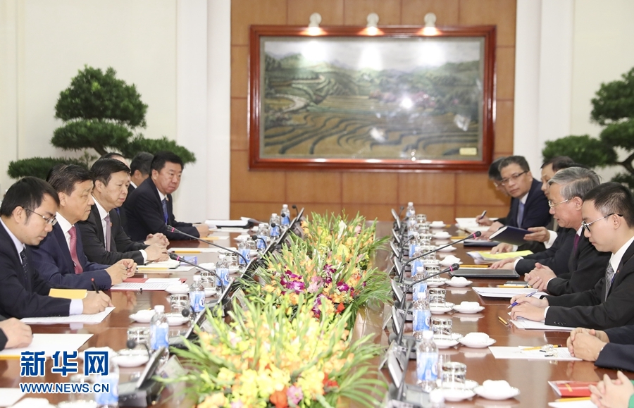 應越南共產黨邀請,中共中央政治局常委、中央書記處書記劉云山9月18日至19日對越南進行正式訪問。這是9月18日,劉云山在河內與越共中央政治局委員陳國旺舉行會談。 新華社記者 丁林 攝 應越南共產黨邀請,中共中央政治局常委、中央書記處書記劉云山9月18日至19日對越南進行正式訪問。這是9月18日,劉云山在河內與越共中央政治局委員陳國旺舉行會談。 新華社記者 丁林 攝