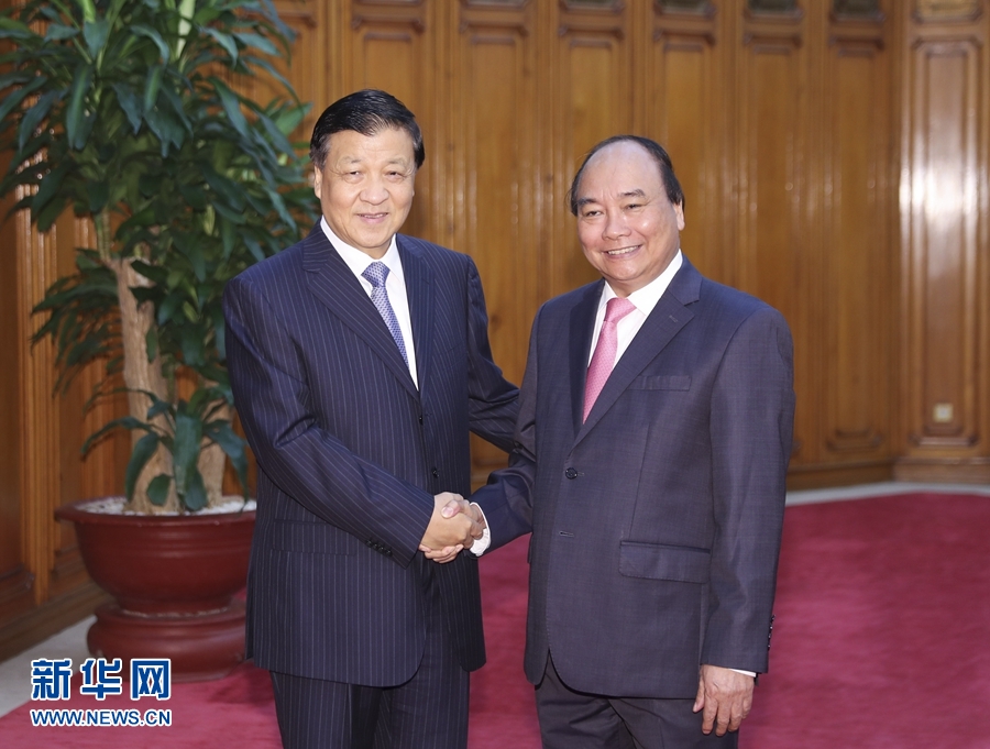 應越南共產黨邀請,中共中央政治局常委、中央書記處書記劉云山9月18日至19日對越南進行正式訪問。這是9月19日,劉云山在河內會見越南總理阮春福。 新華社記者 丁林 攝 應越南共產黨邀請,中共中央政治局常委、中央書記處書記劉云山9月18日至19日對越南進行正式訪問。這是9月19日,劉云山在河內會見越南總理阮春福。 新華社記者 丁林 攝