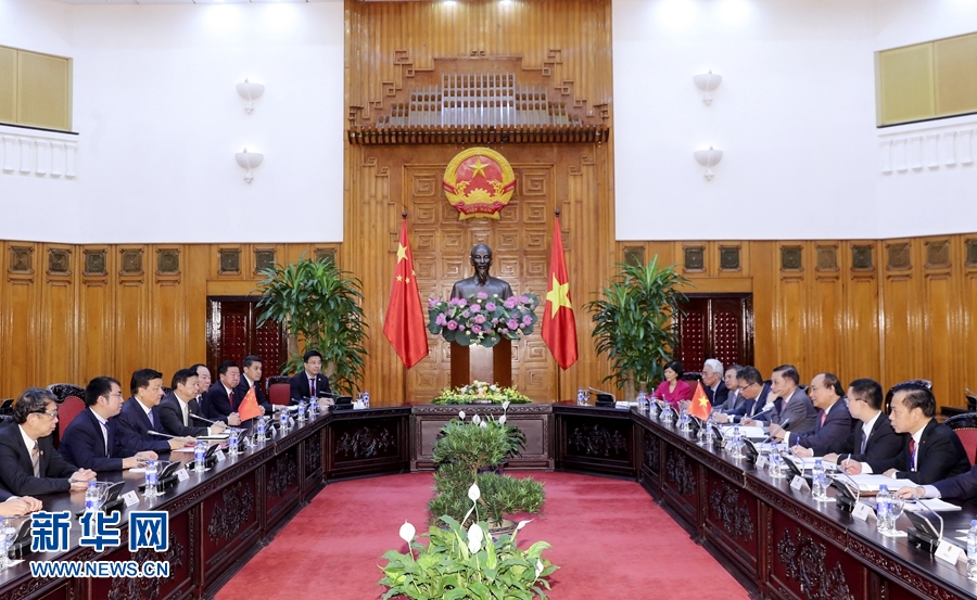 應越南共產黨邀請,中共中央政治局常委、中央書記處書記劉云山9月18日至19日對越南進行正式訪問。這是9月19日,劉云山在河內會見越南總理阮春福。 新華社記者 丁林 攝 應越南共產黨邀請,中共中央政治局常委、中央書記處書記劉云山9月18日至19日對越南進行正式訪問。這是9月19日,劉云山在河內會見越南總理阮春福。 新華社記者 丁林 攝