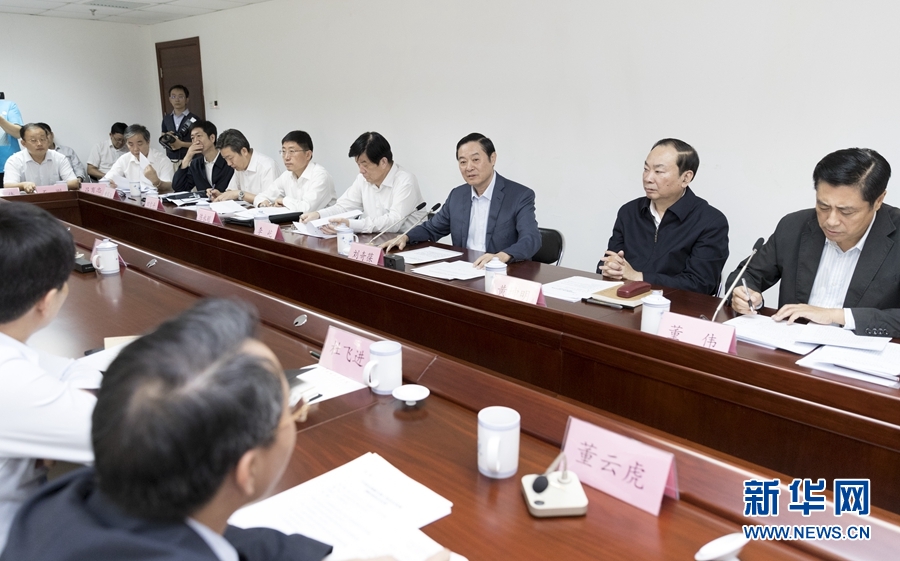 9月22日，中共中央政治局委員、中央書記處書記、中宣部部長劉奇葆在北京調研京劇像音像工程情況。這是劉奇葆與有關方面負責同志座談交流。新華社記者 丁海濤 攝