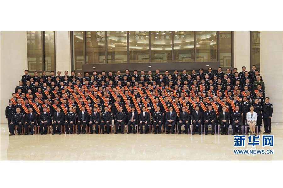 9月22日，“熱血鑄劍·丹心衛(wèi)民”全國(guó)公安百佳刑警推選活動(dòng)揭曉儀式在北京舉行。中共中央政治局委員、中央政法委書(shū)記孟建柱會(huì)見(jiàn)當(dāng)選民警并觀看揭曉儀式。國(guó)務(wù)委員、公安部部長(zhǎng)郭聲琨參加會(huì)見(jiàn)并觀看揭曉儀式。新華社記者 殷剛 攝