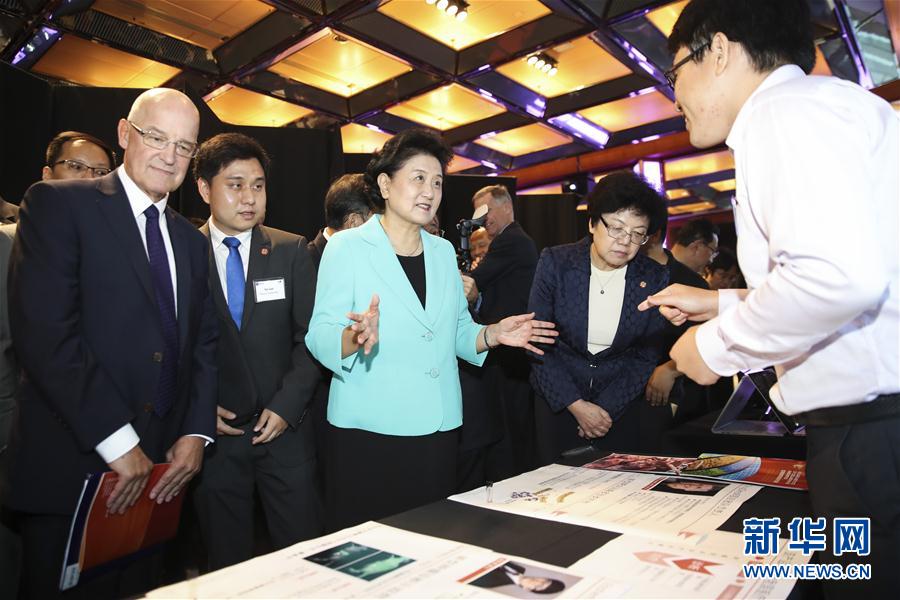 9月25日,在美國紐約,國務(wù)院副總理劉延?xùn)|(中)在紐約大學(xué)校長漢密爾頓(前左一)的陪同下參觀中美兩國青年創(chuàng)客產(chǎn)品展示。國務(wù)院副總理劉延?xùn)|25日在美國紐約大學(xué)出席中美創(chuàng)客峰會暨中美青年創(chuàng)客中心啟動儀式并講話。新華社記者 王迎 攝 9月25日,在美國紐約,國務(wù)院副總理劉延?xùn)|(中)在紐約大學(xué)校長漢密爾頓(前左一)的陪同下參觀中美兩國青年創(chuàng)客產(chǎn)品展示。國務(wù)院副總理劉延?xùn)|25日在美國紐約大學(xué)出席中美創(chuàng)客峰會暨中美青年創(chuàng)客中心啟動儀式并講話。新華社記者 王迎 攝