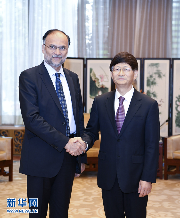 9月26日,中共中央政治局委員、中央政法委書記孟建柱在北京會見來華出席國際刑警組織第86屆全體大會的巴基斯坦內(nèi)政部長伊克巴爾。新華社記者 張領(lǐng) 攝 9月26日,中共中央政治局委員、中央政法委書記孟建柱在北京會見來華出席國際刑警組織第86屆全體大會的巴基斯坦內(nèi)政部長伊克巴爾。新華社記者 張領(lǐng) 攝