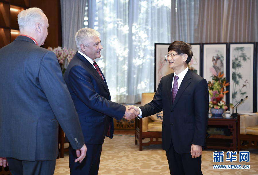 9月26日,中共中央政治局委員、中央政法委書記孟建柱在北京會見來華出席國際刑警組織第86屆全體大會的俄羅斯內(nèi)務部長科洛科利采夫(左二)和俄聯(lián)邦調(diào)查委員會主席巴斯特雷金(左一)。新華社記者 張領(lǐng) 攝 9月26日,中共中央政治局委員、中央政法委書記孟建柱在北京會見來華出席國際刑警組織第86屆全體大會的俄羅斯內(nèi)務部長科洛科利采夫(左二)和俄聯(lián)邦調(diào)查委員會主席巴斯特雷金(左一)。新華社記者 張領(lǐng) 攝