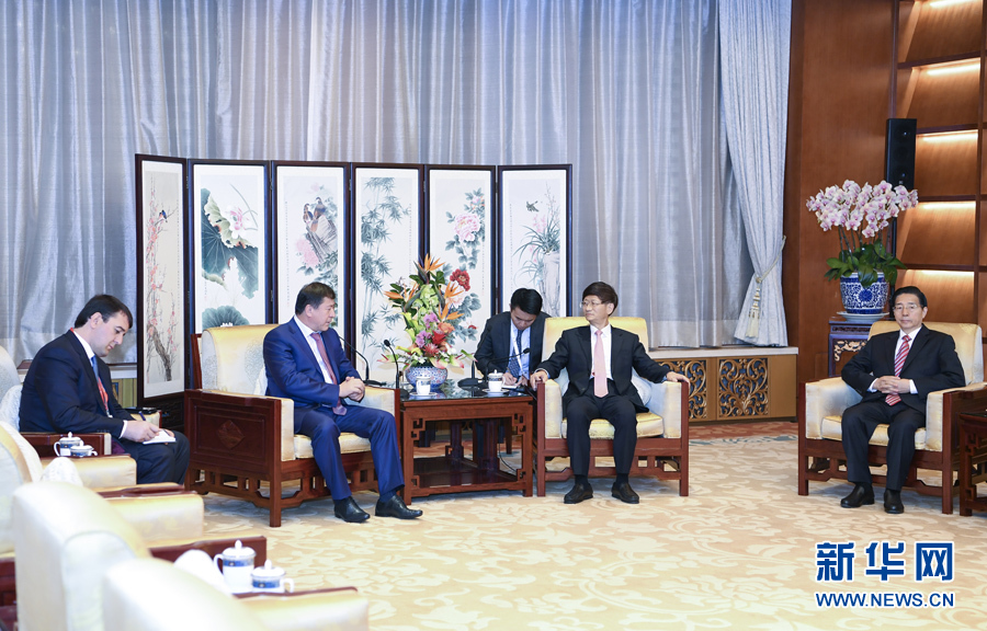 9月26日,中共中央政治局委員、中央政法委書記孟建柱在北京會見來華出席國際刑警組織第86屆全體大會的塔吉克斯坦內(nèi)務部長拉希姆佐達。國務委員、公安部部長郭聲琨參加有關(guān)會見。新華社記者 張領(lǐng) 攝 9月26日,中共中央政治局委員、中央政法委書記孟建柱在北京會見來華出席國際刑警組織第86屆全體大會的塔吉克斯坦內(nèi)務部長拉希姆佐達。國務委員、公安部部長郭聲琨參加有關(guān)會見。新華社記者 張領(lǐng) 攝