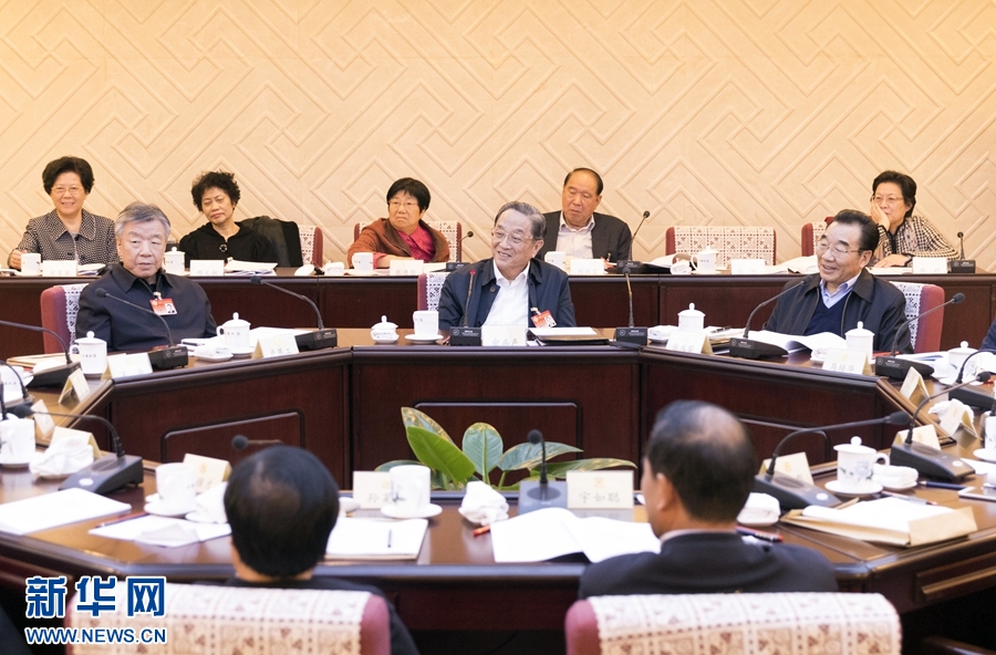 10月30日，政協第十二屆全國委員會常務委員會第二十三次會議舉行分組討論，與會人員圍繞深入學習貫徹中共十九大精神認真討論，積極建言獻策。全國政協主席俞正聲參加討論。新華社記者 丁海濤 攝