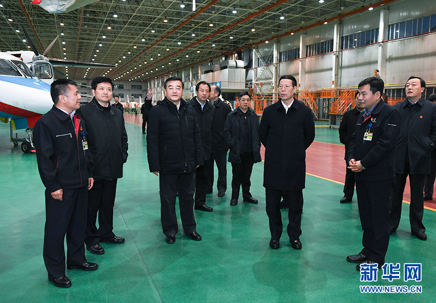 11月14日至15日,國務(wù)院副總理張高麗在黑龍江調(diào)研。這是11月14日,張高麗到哈爾濱飛機(jī)工業(yè)集團(tuán)有限責(zé)任公司了解國有老企業(yè)轉(zhuǎn)型升級情況。 新華社記者 高潔 攝 11月14日至15日,國務(wù)院副總理張高麗在黑龍江調(diào)研。這是11月14日,張高麗到哈爾濱飛機(jī)工業(yè)集團(tuán)有限責(zé)任公司了解國有老企業(yè)轉(zhuǎn)型升級情況。 新華社記者 高潔 攝