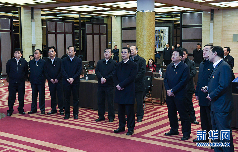 11月14日至15日,國務(wù)院副總理張高麗在黑龍江調(diào)研。這是11月14日,張高麗到黑龍江糧食交易市場了解糧食生產(chǎn)和銷售、糧食產(chǎn)品深加工、政策性儲糧去庫存等工作。 新華社記者 高潔 攝 11月14日至15日,國務(wù)院副總理張高麗在黑龍江調(diào)研。這是11月14日,張高麗到黑龍江糧食交易市場了解糧食生產(chǎn)和銷售、糧食產(chǎn)品深加工、政策性儲糧去庫存等工作。 新華社記者 高潔 攝