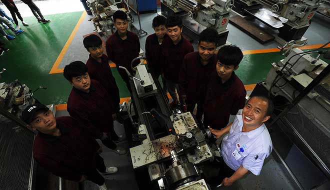 陶安給學生現場示范設備操作技巧