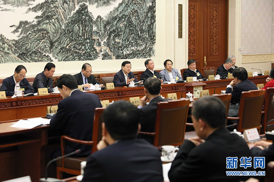 12月23日,十二屆全國人大常委會第三十一次會議舉行分組會議,審議監察法草案二次審議稿等。張德江委員長參加審議。 新華社記者劉衛兵攝 12月23日,十二屆全國人大常委會第三十一次會議舉行分組會議,審議監察法草案二次審議稿等。張德江委員長參加審議。 新華社記者劉衛兵攝