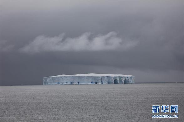 (圖文互動(dòng))(2)專訪:在南極,最美的藍(lán)冰可能通向死亡——中國南極科考隊(duì)員講述“冰縫驚魂記”